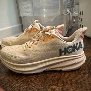HOKA CLIFTON  us 9 WoMEn